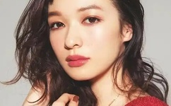 张筱两两腿打开图